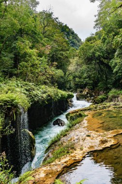 Cahabn Nehri, Guatemala, Alta Verapaz 'daki doğal bir anıt olan Semuc Champey' deki kireç taşı kayalarının altında kayboluyor..