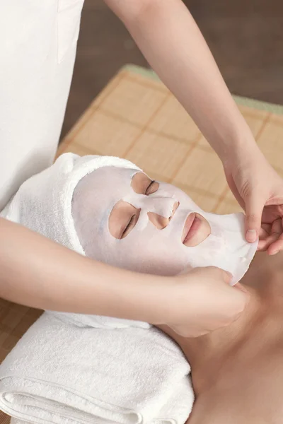 Een masker van de jongedame — Stockfoto