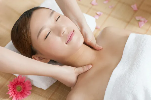 Femme profiter de massage — Photo