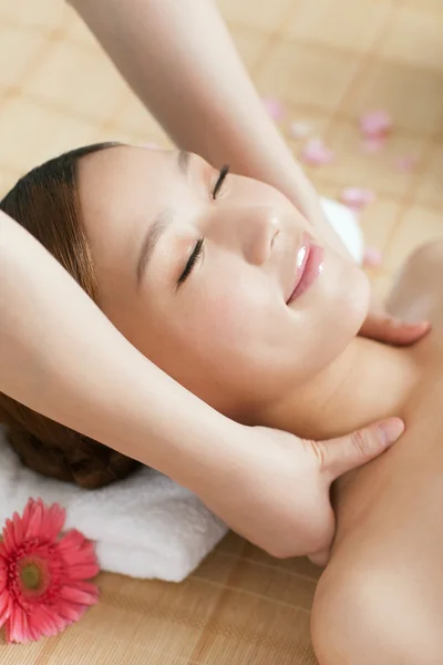 Vrouw genieten van massage — Stockfoto