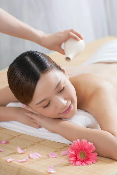 Donna godere di massaggio — Foto Stock