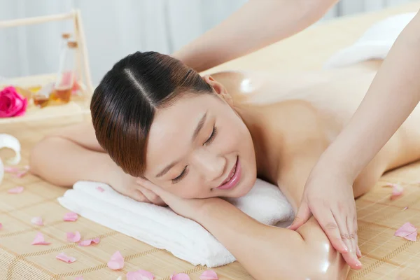 Жінка насолодитися масажем — стокове фото