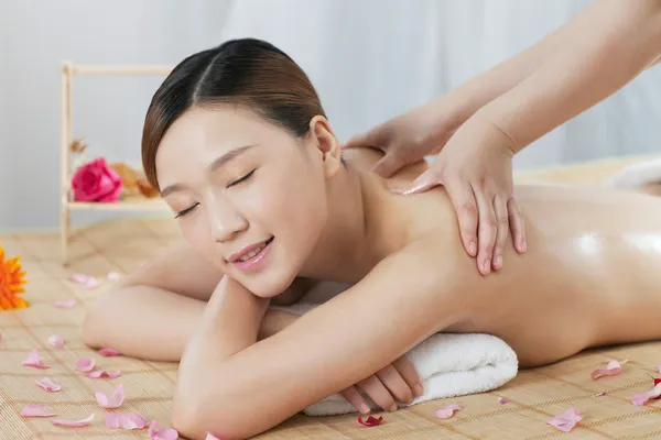Mulher adora massagem — Stok fotoğraf