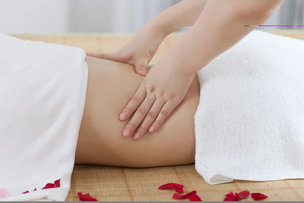 Vrouw genieten van massage — Stockfoto