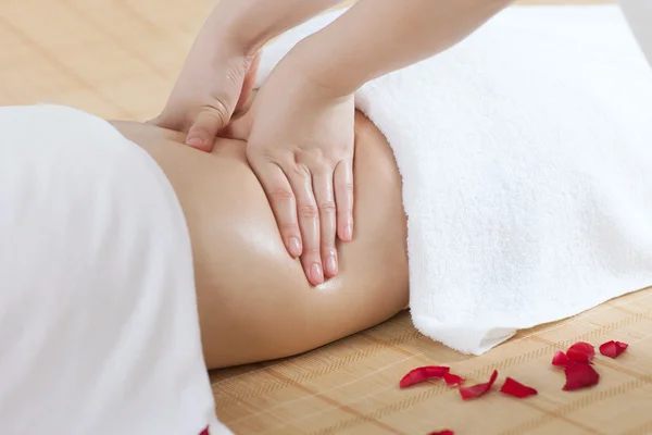 Vrouw genieten van massage — Stockfoto