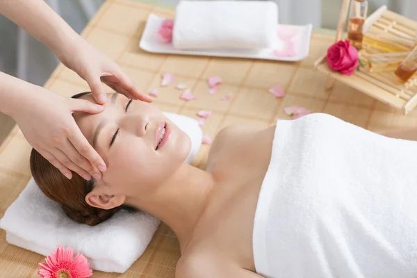 Mulher desfrutar de massagem Imagens Royalty-Free