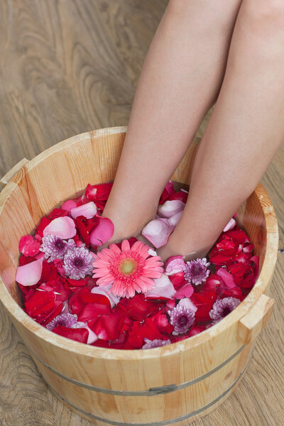 Женщина принимает ванну для ног
