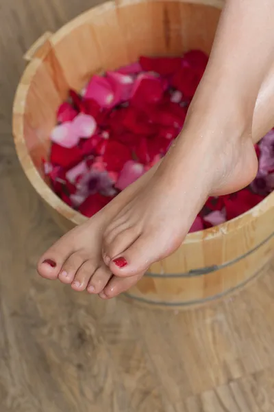 Жінка робить ванну ногами — стокове фото