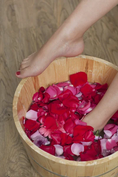 Una giovane donna fare il pediluvio — Foto Stock