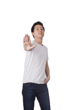 Kendine güvenen genç adam