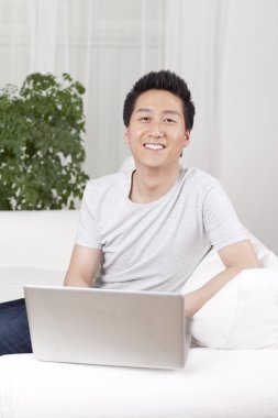 Dizüstü bilgisayar kullanan iş adamı