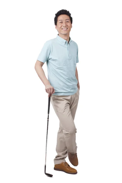 Молода людина, що гра в гольф — стокове фото