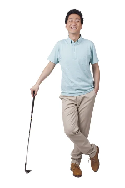 Молодой человек играет в гольф — стоковое фото
