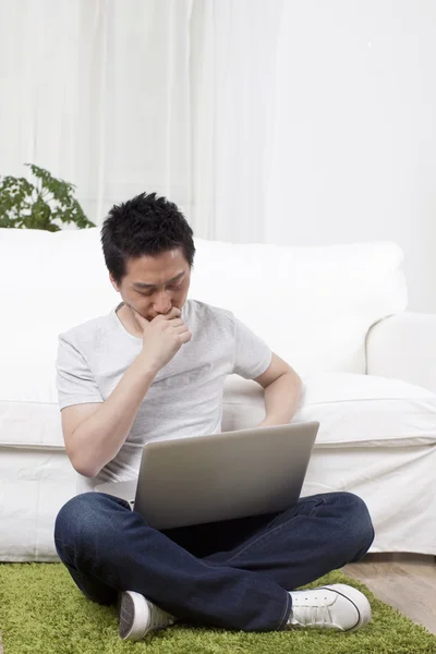 Geschäftsmann mit Laptop — Stockfoto