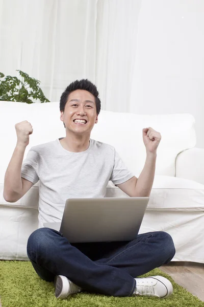 Geschäftsmann mit Laptop — Stockfoto