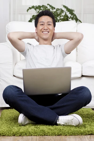 Geschäftsmann mit Laptop — Stockfoto