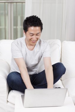 Dizüstü bilgisayar kullanan iş adamı