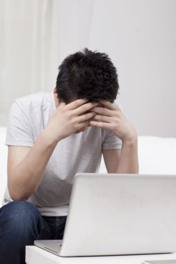 Dizüstü bilgisayar kullanan iş adamı