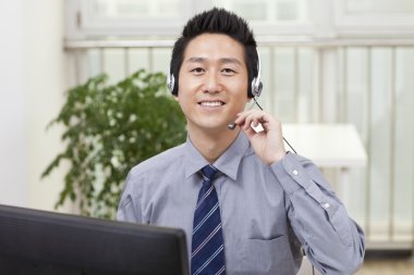 mobilya ile konuşan işadamı