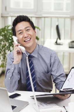 Dizüstü bilgisayar kullanan iş adamı