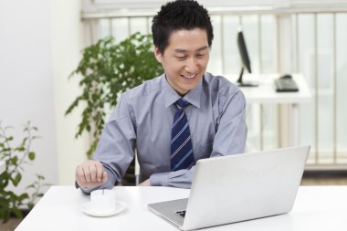 Dizüstü bilgisayar kullanan iş adamı