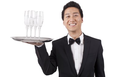 şarap şişesi taşıyan garson