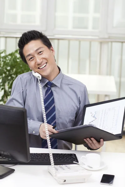 Zakenman met laptop — Stockfoto