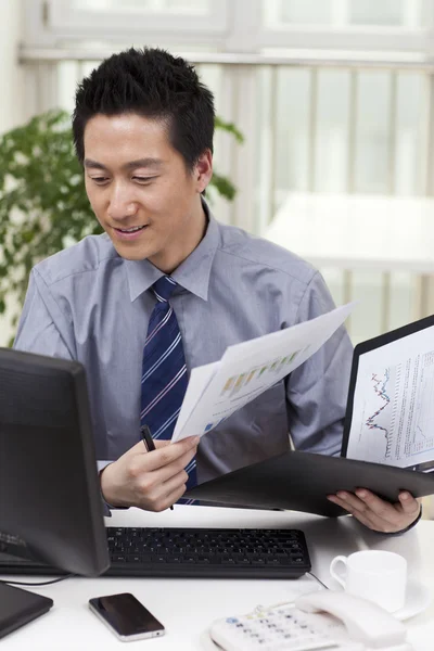 Homem de negócios usando laptop — Fotografia de Stock