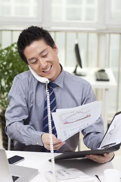 Businessman using  laptop — Stock Photo, Image