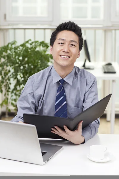 Businessman using  laptop — Stock Photo, Image