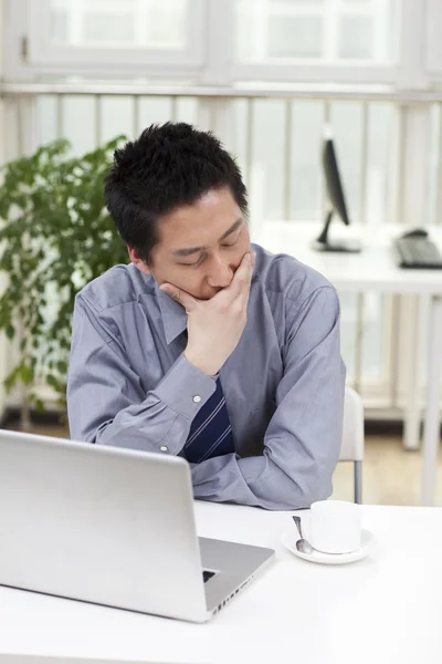 Zakenman met laptop — Stockfoto