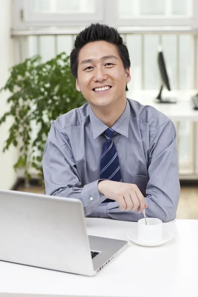Businessman using  laptop — Stock Photo, Image