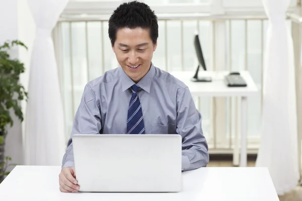 Geschäftsmann mit Laptop — Stockfoto