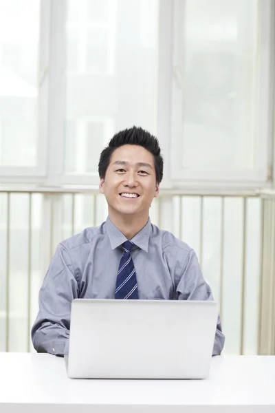 Homem de negócios usando laptop — Fotografia de Stock