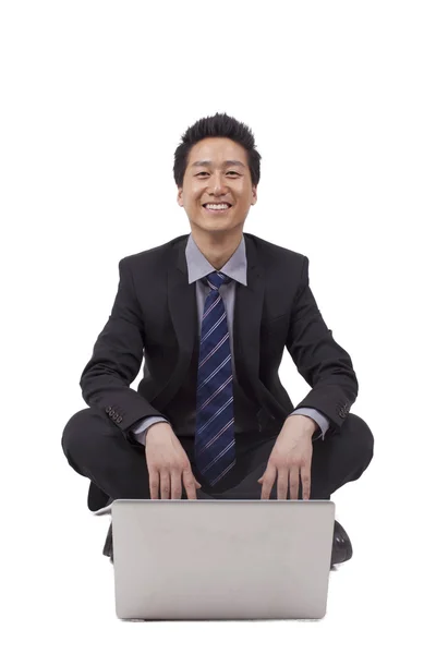 Молодой бизнесмен с помощью ноутбука — стоковое фото