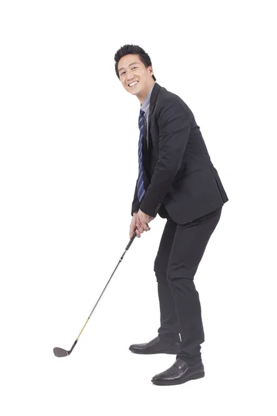 Homme d'affaires tenant swing golf — Photo