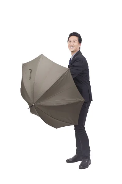 Homme d'affaires tenant parapluie — Photo