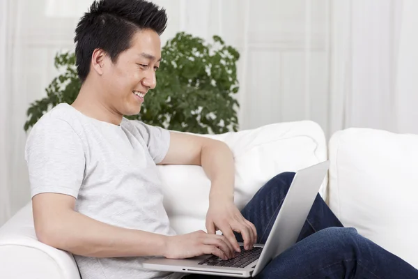 Geschäftsmann mit Laptop — Stockfoto