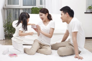 Aile birlikte eğleniyor.