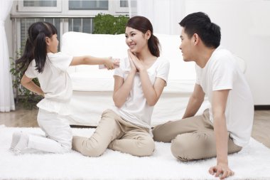 Aile birlikte eğleniyor.