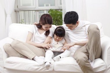 Dizüstü bilgisayar kullanan küçük kız