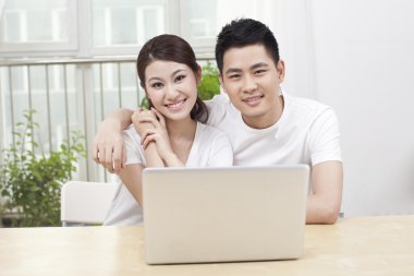 Dizüstü bilgisayar kullanan çift