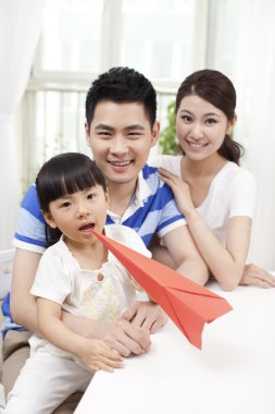 Aile gerçekten kağıt uçak