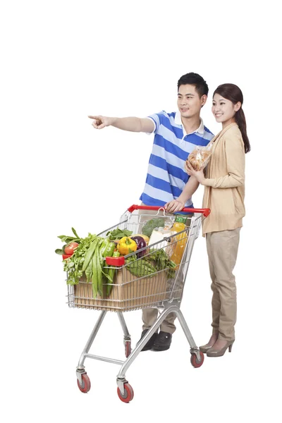Pareja joven compras de comestibles —  Fotos de Stock