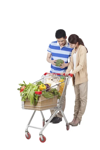 Jong stel kruidenierswinkel — Stockfoto