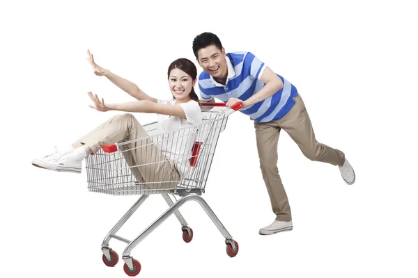 Pareja joven compras de comestibles — Foto de Stock