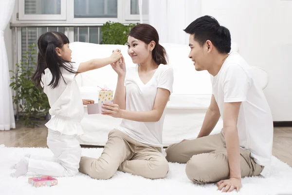 Famiglia divertirsi insieme — Foto Stock