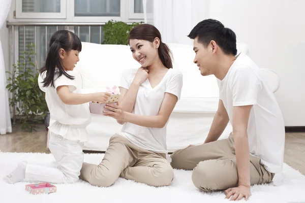 Familjen har roligt tillsammans — Stockfoto