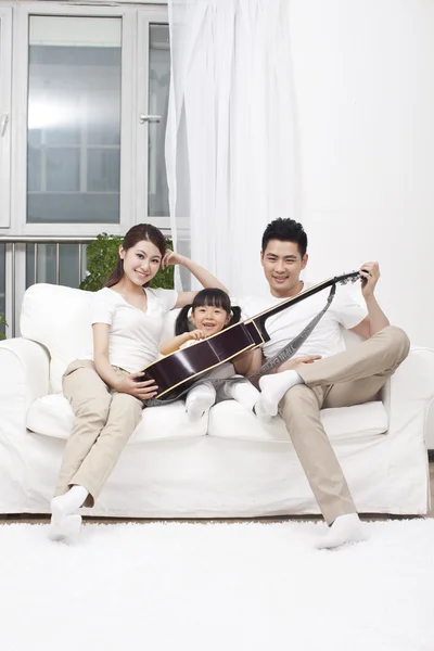 Joven familia tocando guitarra —  Fotos de Stock