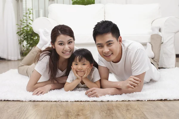 Junge Familie — Stockfoto